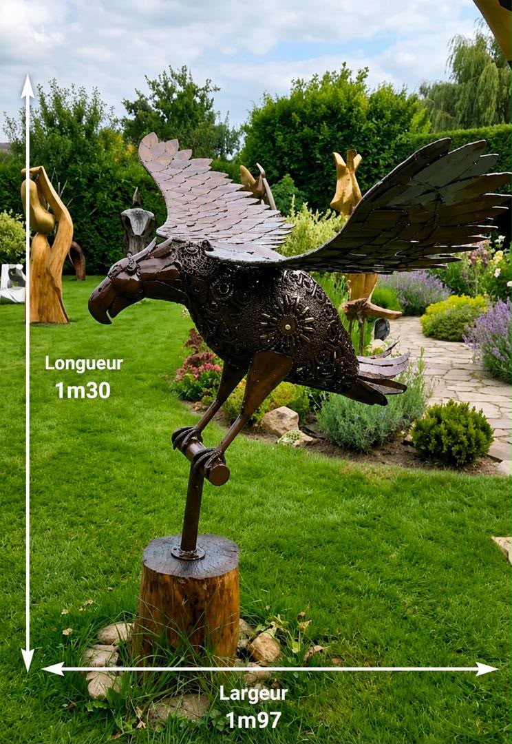 Aigle monumental aux ailes déployées