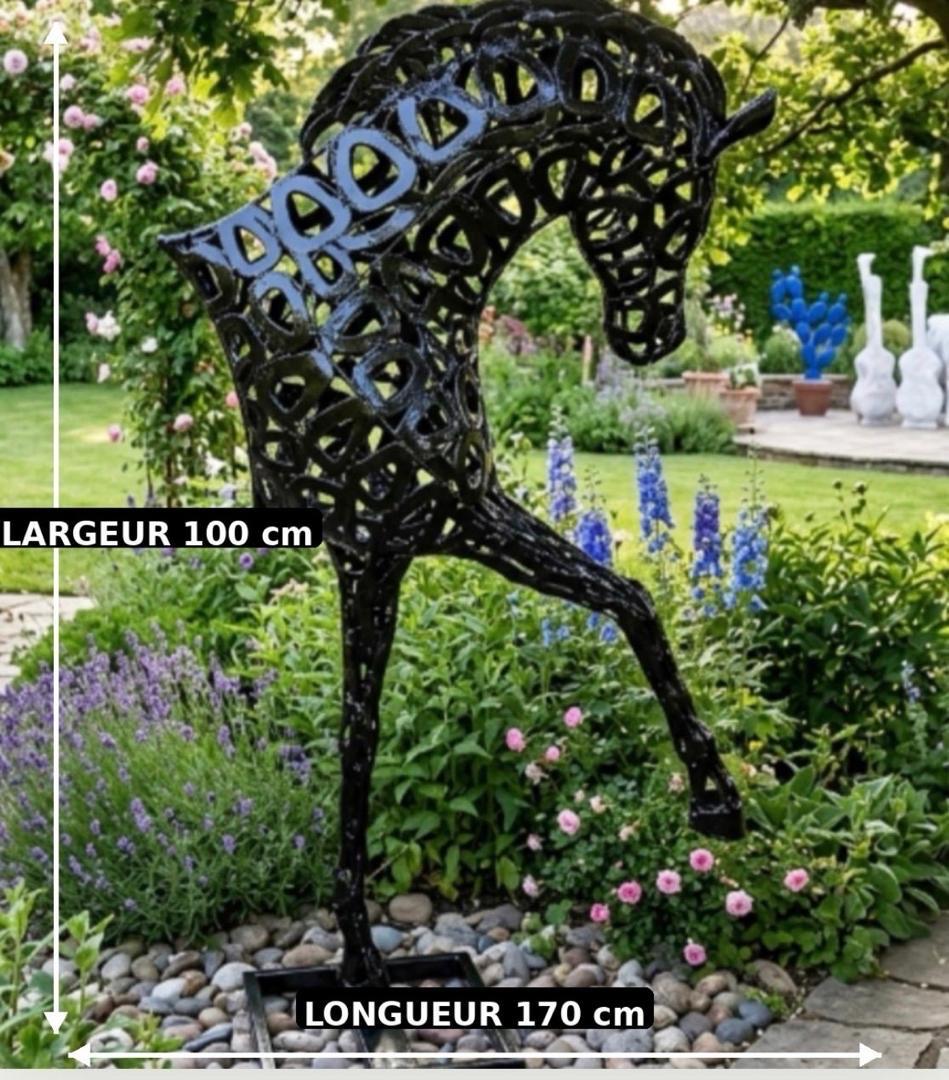 Cheval noir de jardin